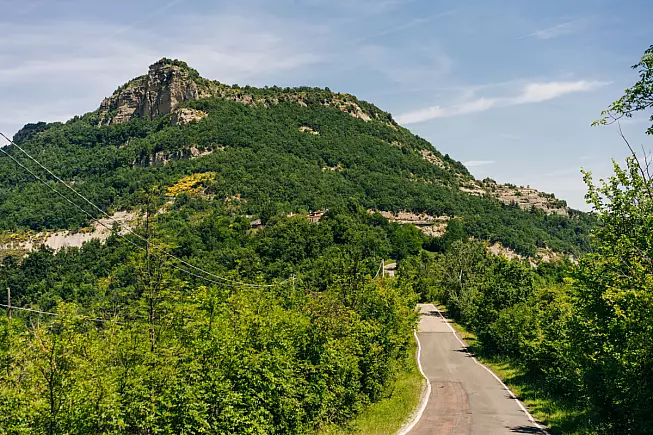 Via degli Dei, trekking Bologna - Firenze. Shutterstock_2519197901