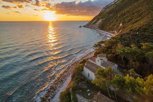 Spiaggia di Portonovo e Santa Maria di Portonovo, Marche. Shutterstock_2207673703