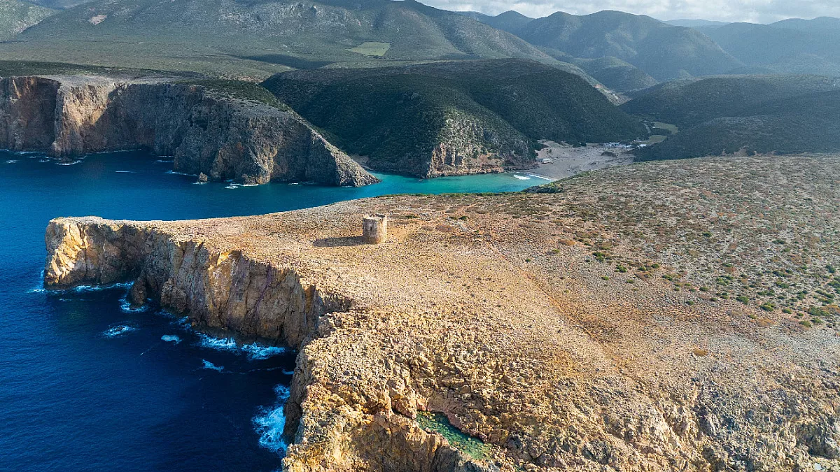 Trekking vista mare, Cala Domestica, Sardegna. Shutterstock_2582789001
