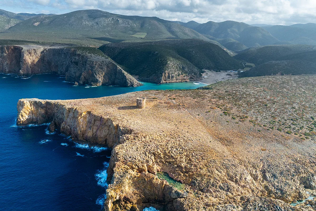 Trekking vista mare, Cala Domestica, Sardegna. Shutterstock_2582789001