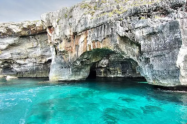 https://images.placesonline.com/photos/78244__grotte.jpg?quality=95&w=800&scale=both