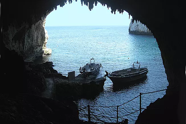 Grotta della Zinzulusa, vista dall’interno verso il mare di Rosapicci, rilasciata con licenza CC BY-SA 4.0