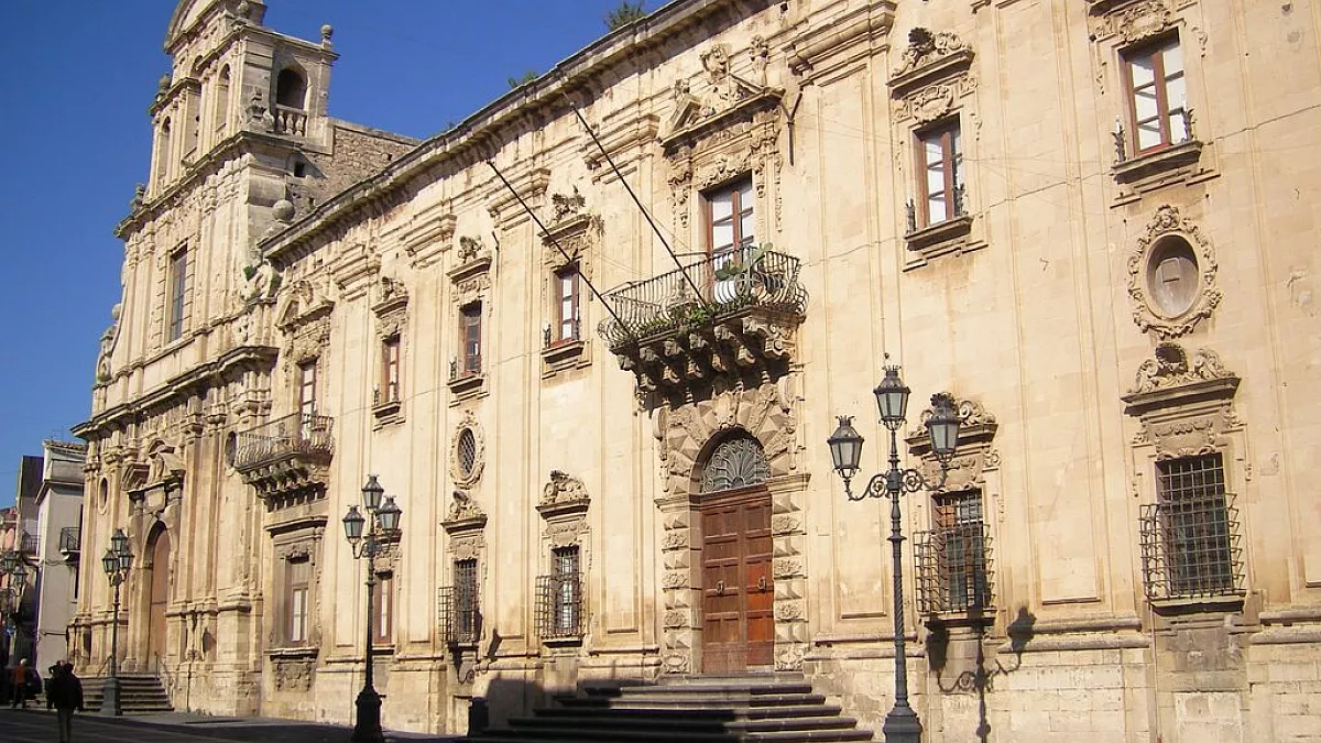 Militello._Abbazia_di_S._Benedetto_XVII_sec. Vista di un edificio barocco a Militello in Val di Catania, da Wikivoyage _licenza libera