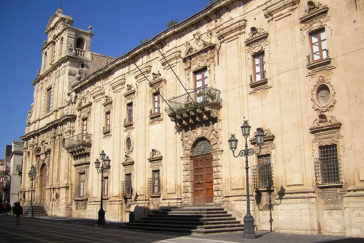Militello._Abbazia_di_S._Benedetto_XVII_sec. Vista di un edificio barocco a Militello in Val di Catania, da Wikivoyage _licenza libera