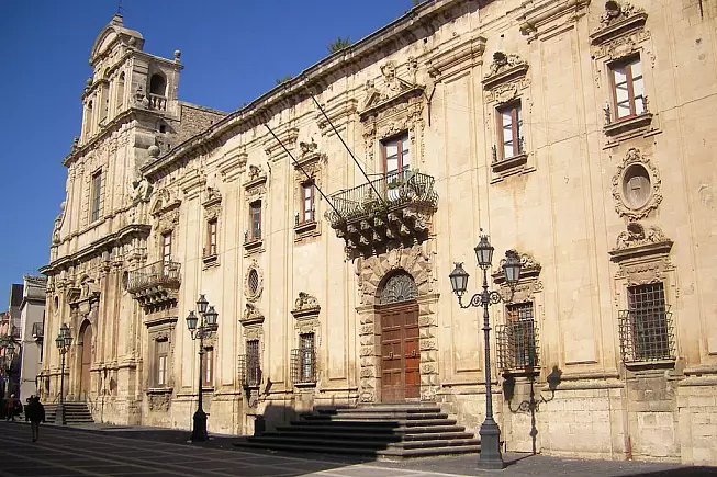 Militello._Abbazia_di_S._Benedetto_XVII_sec. Vista di un edificio barocco a Militello in Val di Catania, da Wikivoyage _licenza libera
