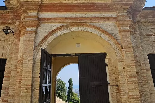 Eremo di Monte Giove a Fano_ Porta sulla cinta di mura_ Foto @Voicesearch.travel