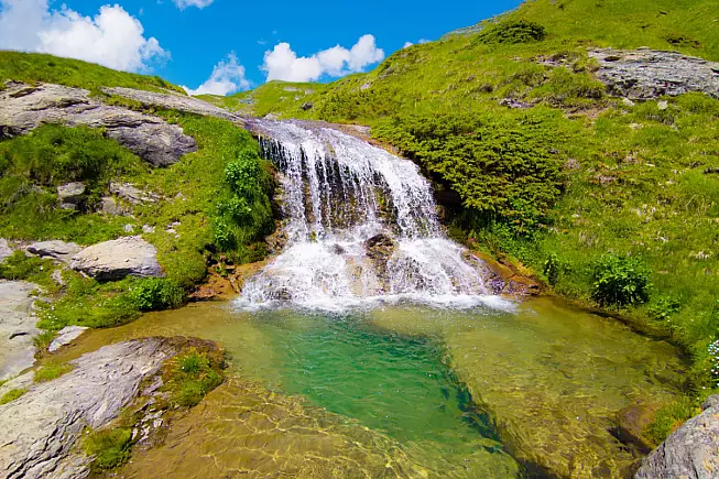 Monte Gorzano, cascata Cento Fonti. Shutterstock_2172820907