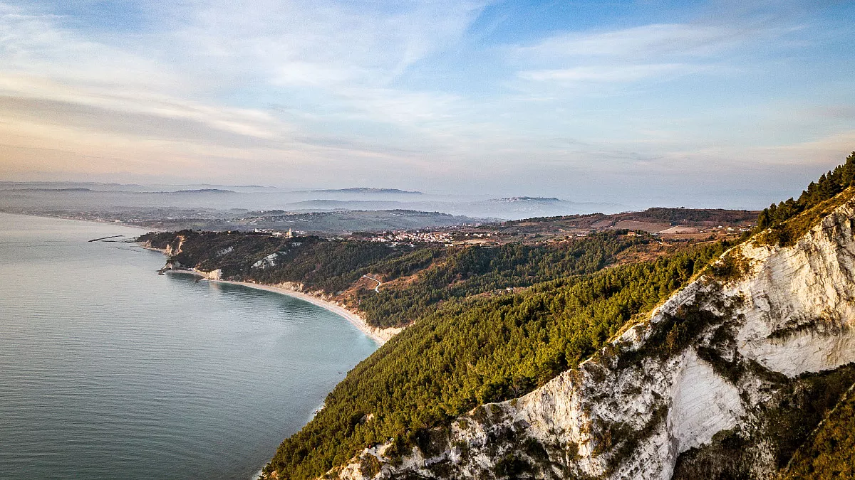 Passo del Lupo, Monte Conero. Shutterstock_1361767820