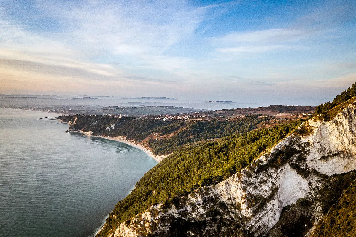 Passo del Lupo, Monte Conero. Shutterstock_1361767820