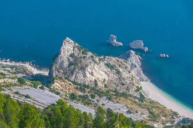 Spiaggia delle Due Sorelle. Shutterstock_2342116619