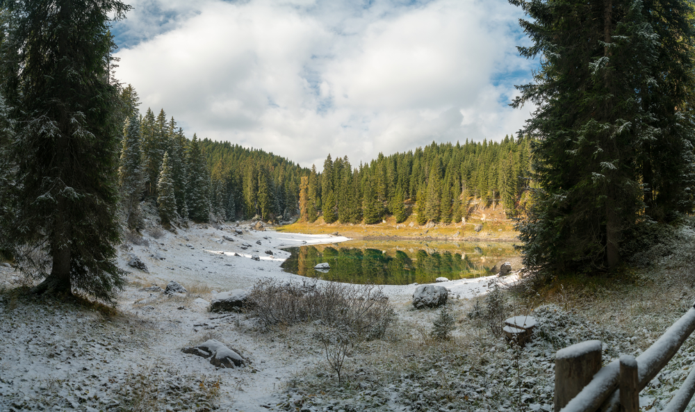 Lago Carezza neve