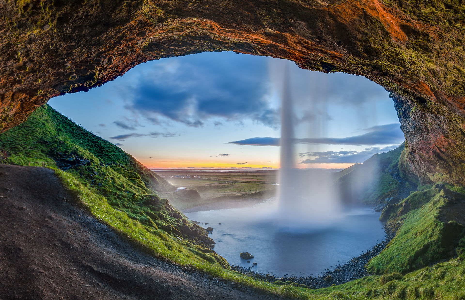 Seljalandsfoss,_Suðurland,_Islandia,_2014-08-16,_DD_201-203_HDR