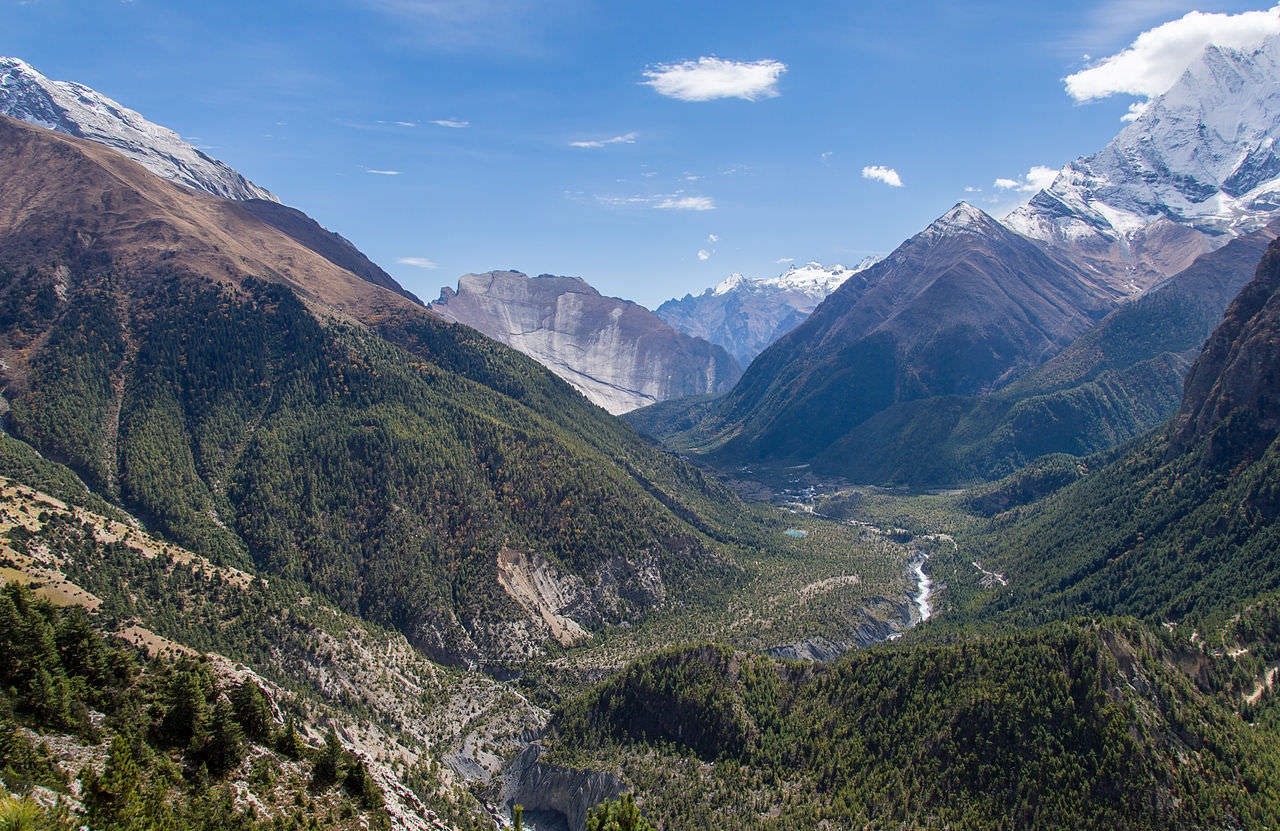 Marsyangdi_river_valley_near_Pisang