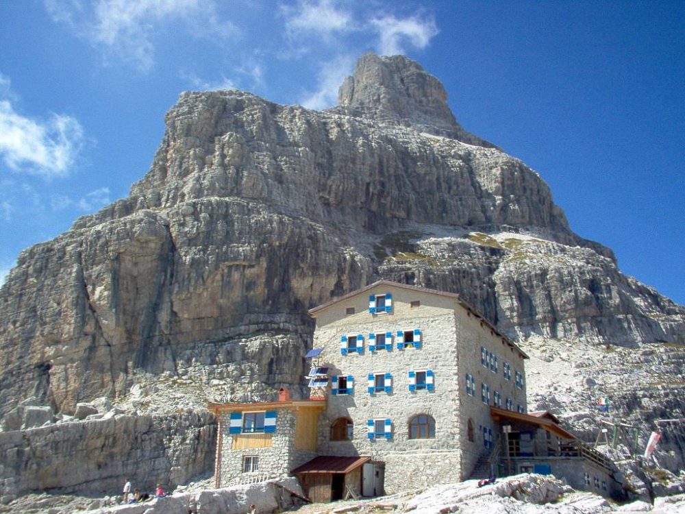 1024px-Rifugio_Pedrotti_-_Dolomiti_di_Brenta