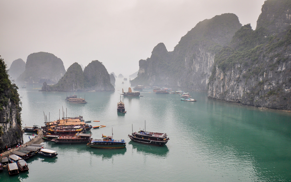 Baia di Ha Long nebbia