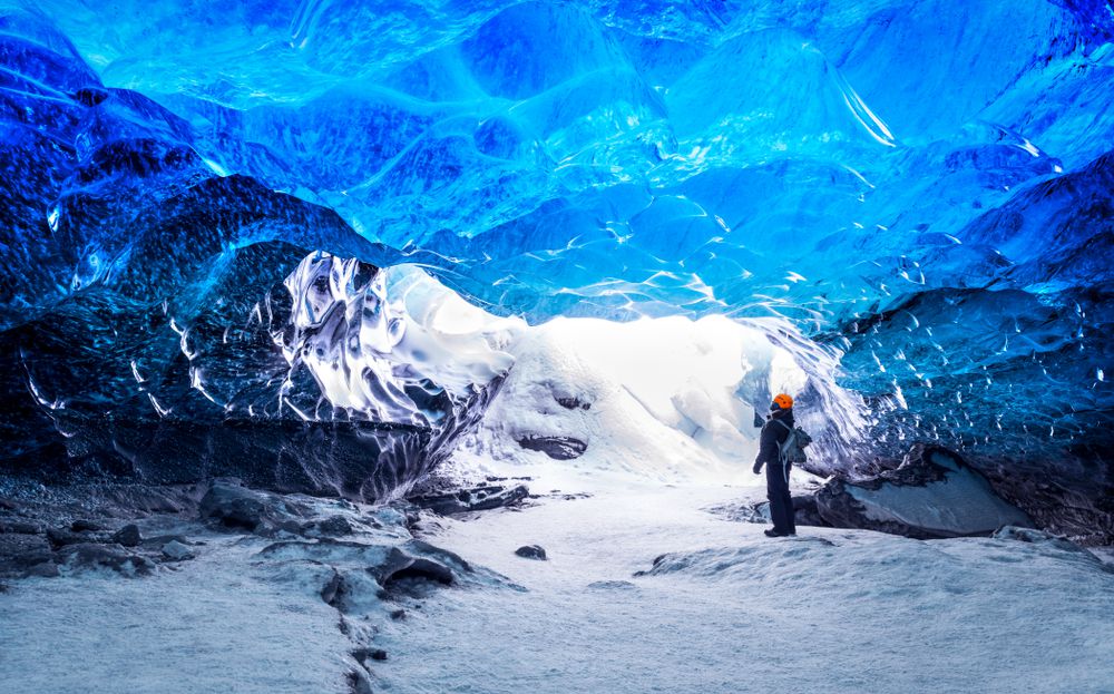 Una delle tante grotte di ghiaccio da visitare nel parco del Vatnajökull
