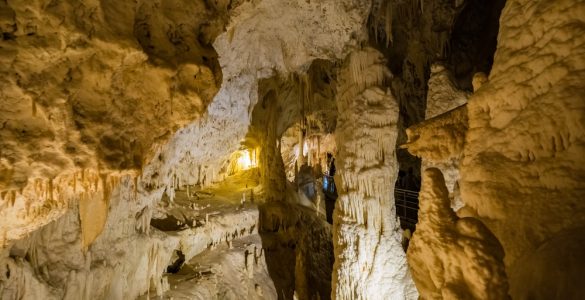 Una foto del complesso di grotte di Frasassi