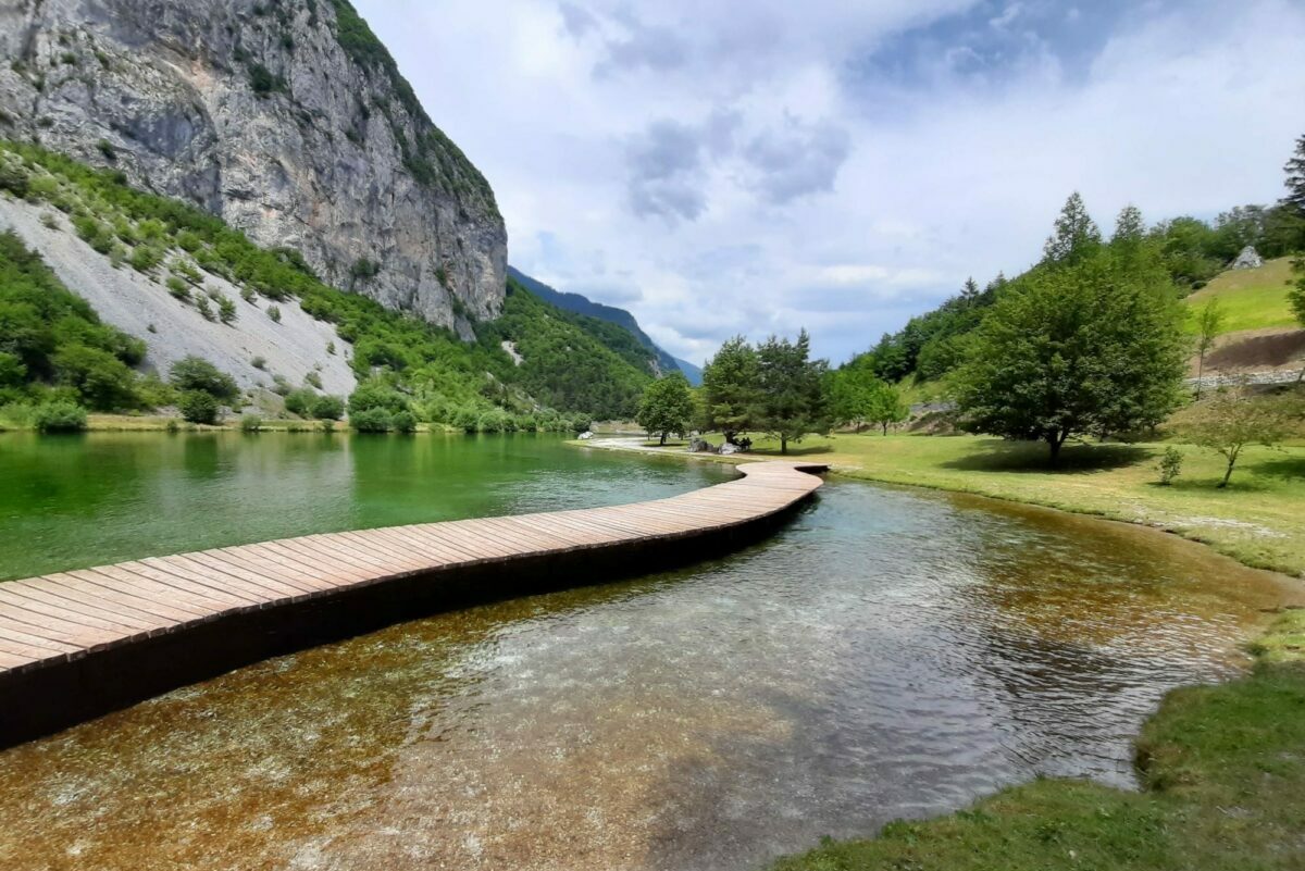 passerella in legno sul lago di Nembia 