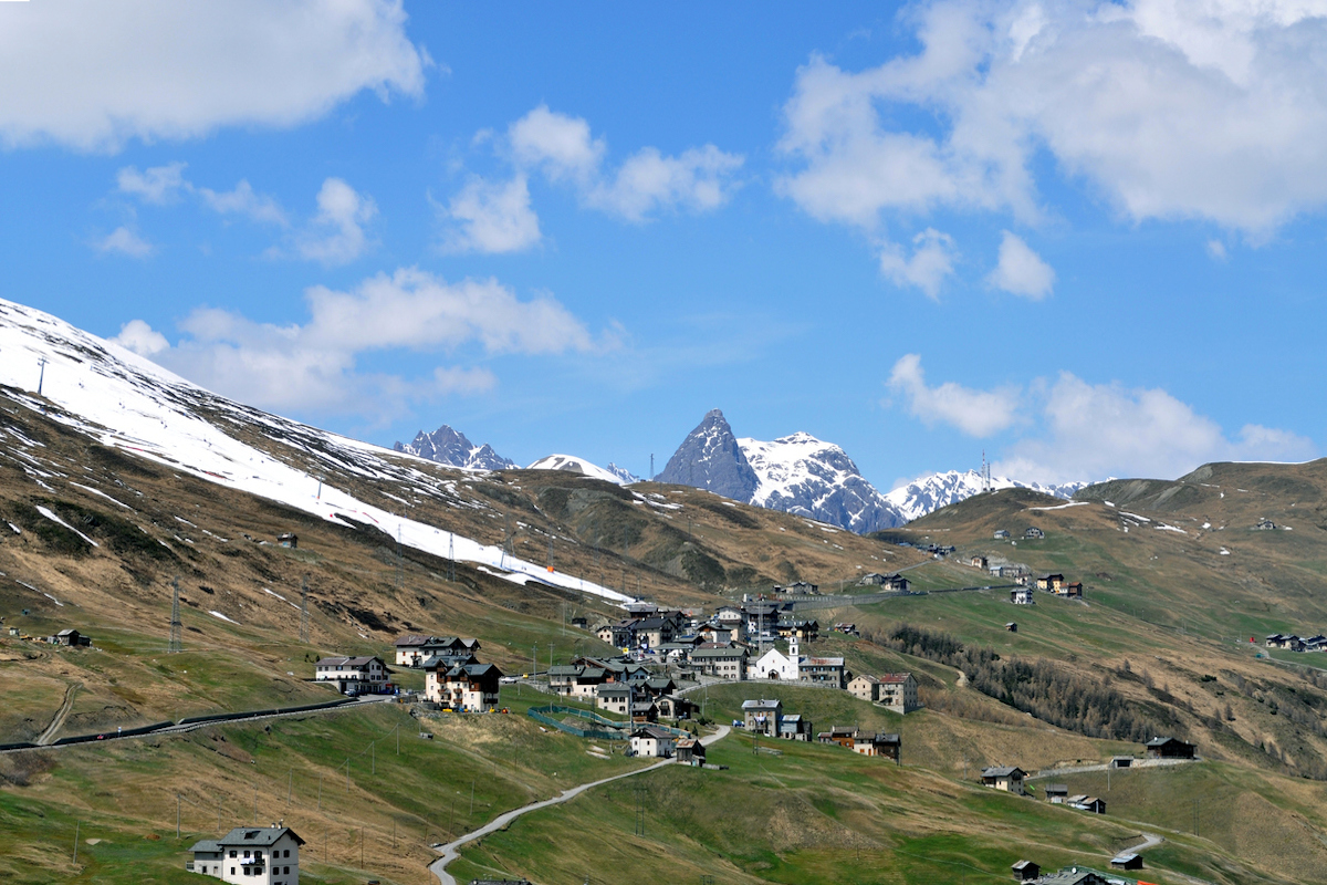 Il borgo più alto d'Italia si trova sulle Alpi Lombarde e raggiungerlo
